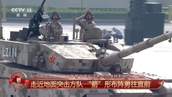 股天乐 “箭”形布阵勇往直前 新一代装甲装备100坦克、100支援战车亮相