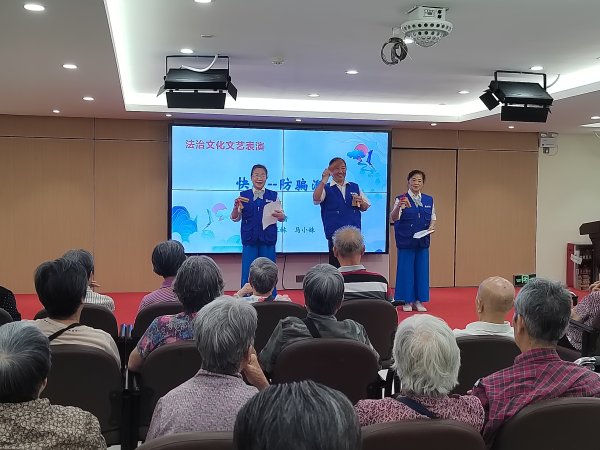 亿海配资 “唠家常”式语言教你识破骗局，海珠优化全链条助老服务